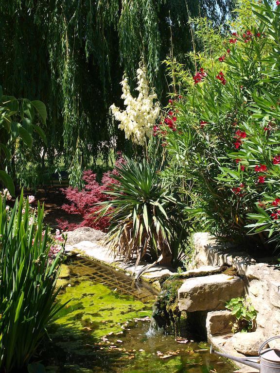 Bed and Breakfast Jardin D'Antan Ansouis Exterior foto
